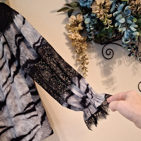 White House Black Market Zebra Print Lace Blouse. NWOT Size XXS - Picture 5 of 7